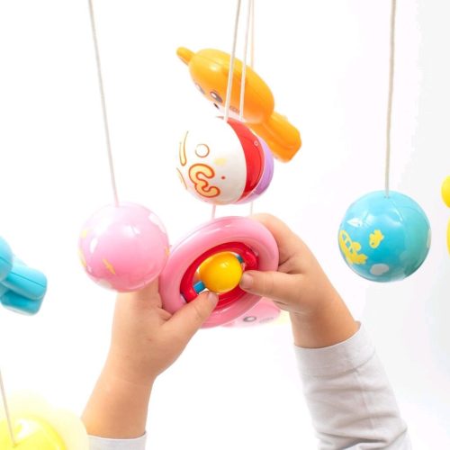 Körhinta a kiságy fölé világító vetítővel  Baby Mix szürke